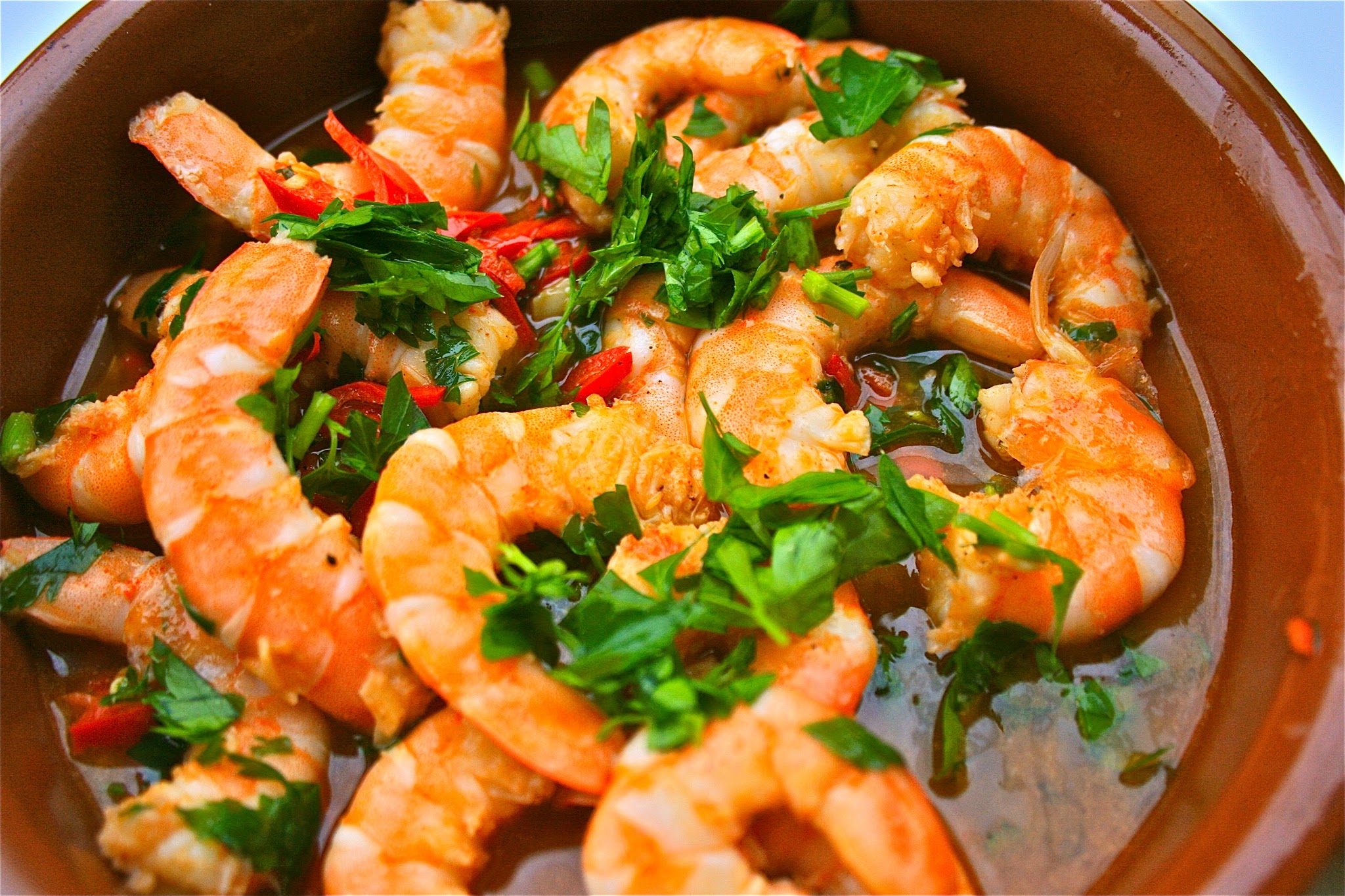 горячая закуска. креветки с помидорами черри. горячие закуски на праздничный стол. закуски с морепродуктами. праздничные блюда из креветок.