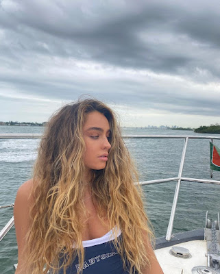 Sommer Ray : Let The Ocean Worry About Being Blue