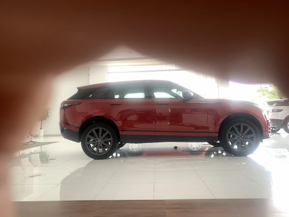 Xe 5 Chỗ Land Rover Range Rover Velar R-Dynamic SE Đời 2020 Đối Thủ Porsche Cayenne Coupe Màu Đỏ.
