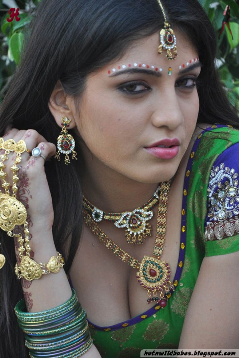 Priyadarshini Exposing Her Boobs In Deep Cut Green Half -3120
