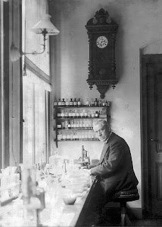 Martinus Beijerinck 1921'de laboratuvarındayken.
