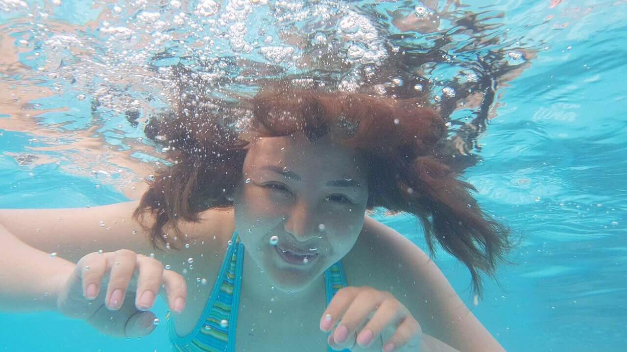 женщина плавает в бассейне. купальник бандо she esme. She (swim\swims). She is swimming. L swim she.