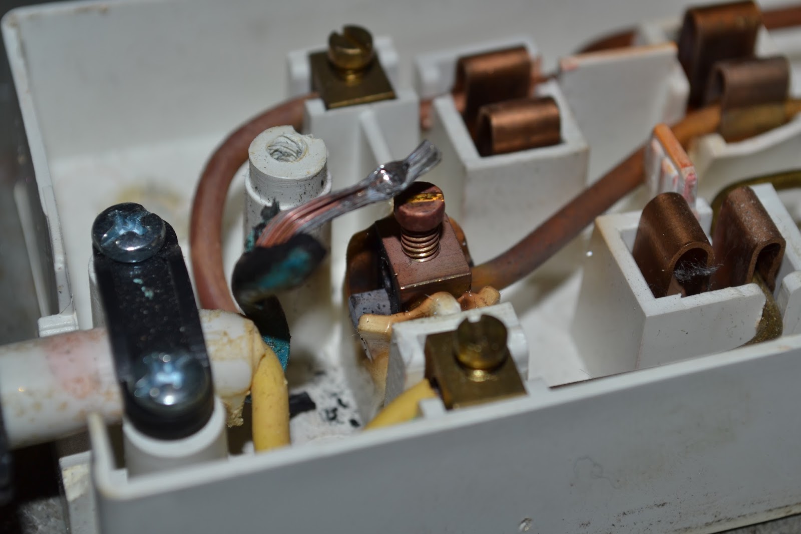 Doz' Blog "Solder creep" and an unpleasant smell...