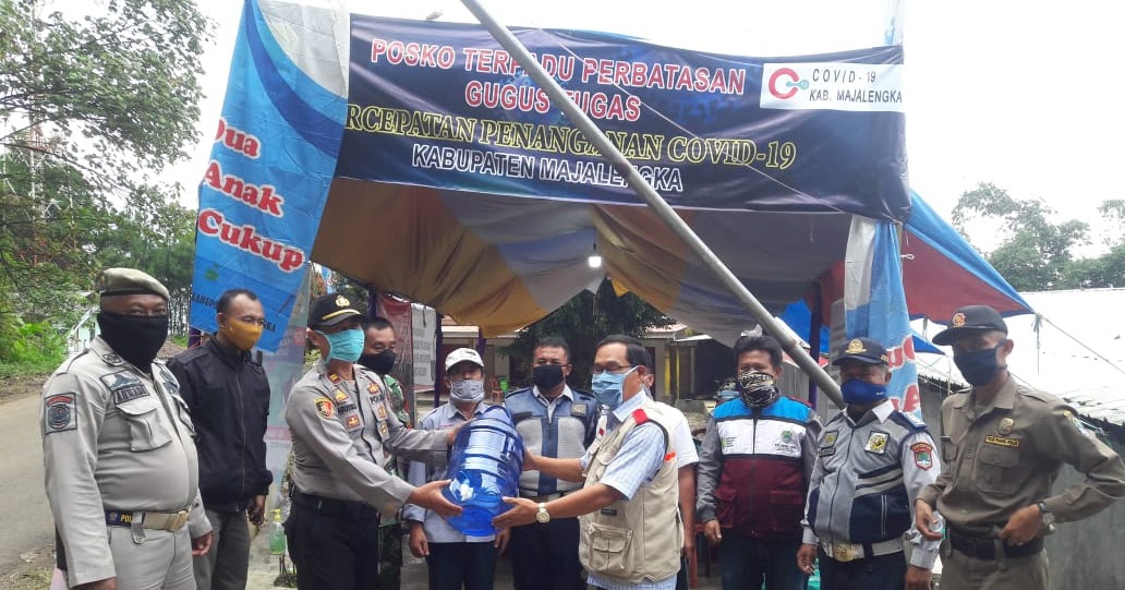 Polsek Malausma Serahkan Bantuan Apd Dari Kapolres Majalengka