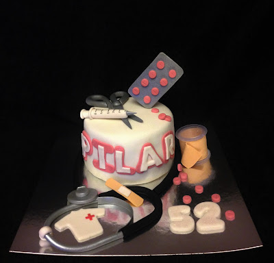 tarta enfermera; tarta decorada; tarta fondant; enfermera; profesión; medico; hospital; cruz roja; fonendo; venda; cumpleaños; fiesta