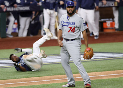 Dave Roberts won't punish Manny Machado for not running out grounder - NBC  Sports