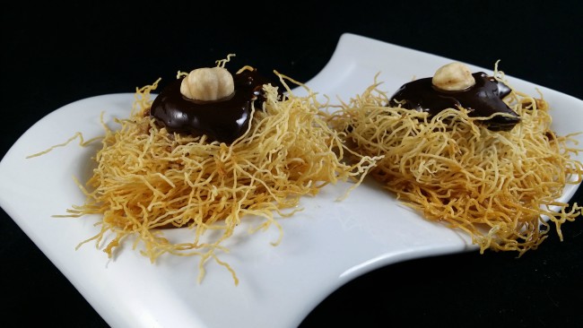 Pastelitos de chocolate con almibar y pasta kataifi