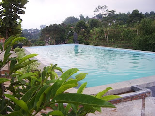 tempat retreat dengan kolam renang di puncak