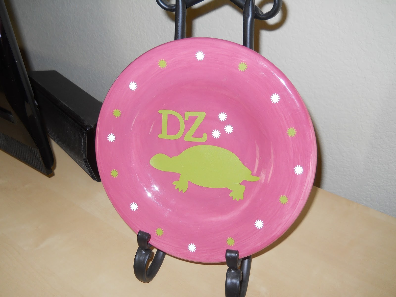 hurley's happy hangout Basic Vinyl Tutorial (on a plate)