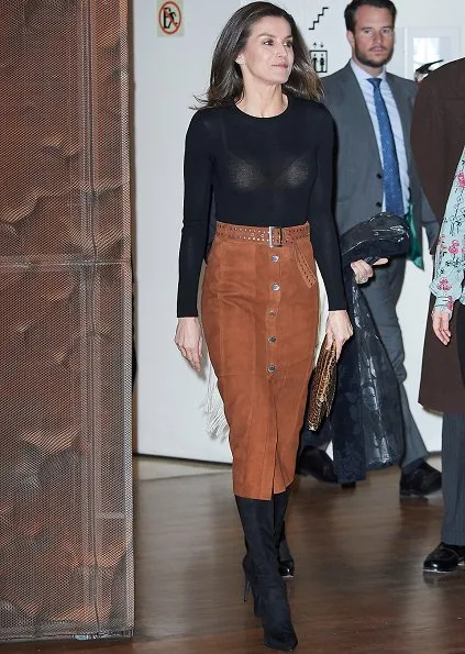 Queen letizia wore a new brown studded suede midi skirt by Uterqüe