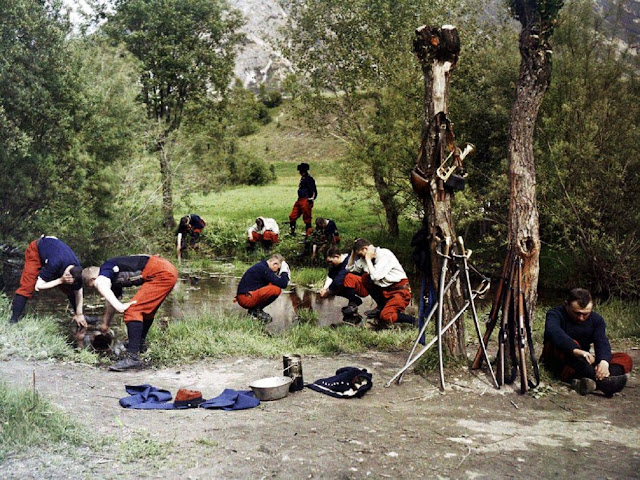Французские солдаты умываются во время привала.