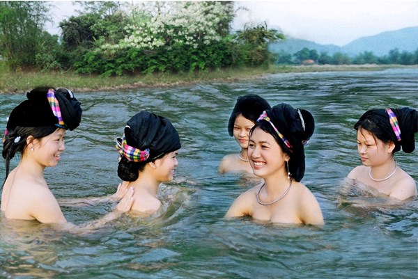 Du Lịch Hè Miền Bắc: Lên Tây Bắc xem phụ nữ Thái tắm Tiên