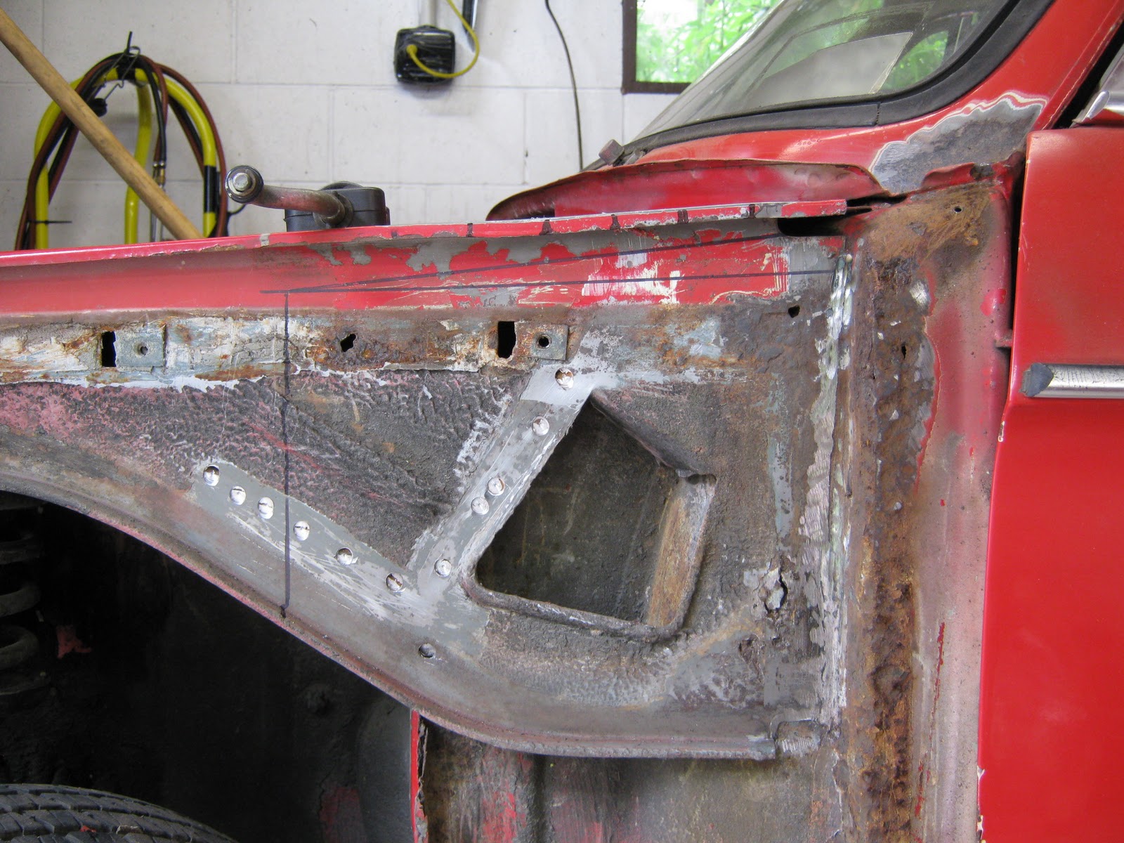 '72 2002 BMW in NZ Inner Fender Panel Removal