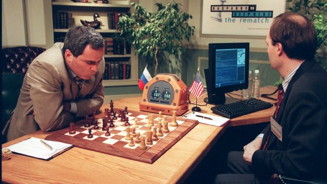 Garry Kasparov face à Deep Blue d'IBM le 4 mai 1997 à New York lors du match de revanche - Photo © AP
