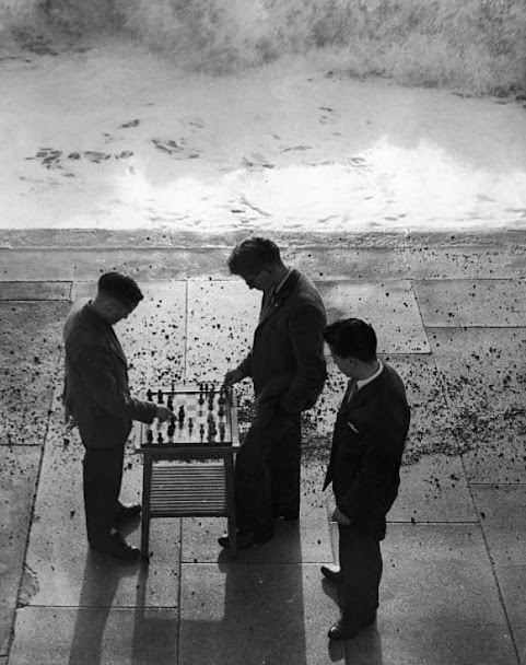 A%2Bgroup%2Bof%2Byoung%2Bmen%2Bplaying%2Boutdoor%2Bchess%252C%2B1960