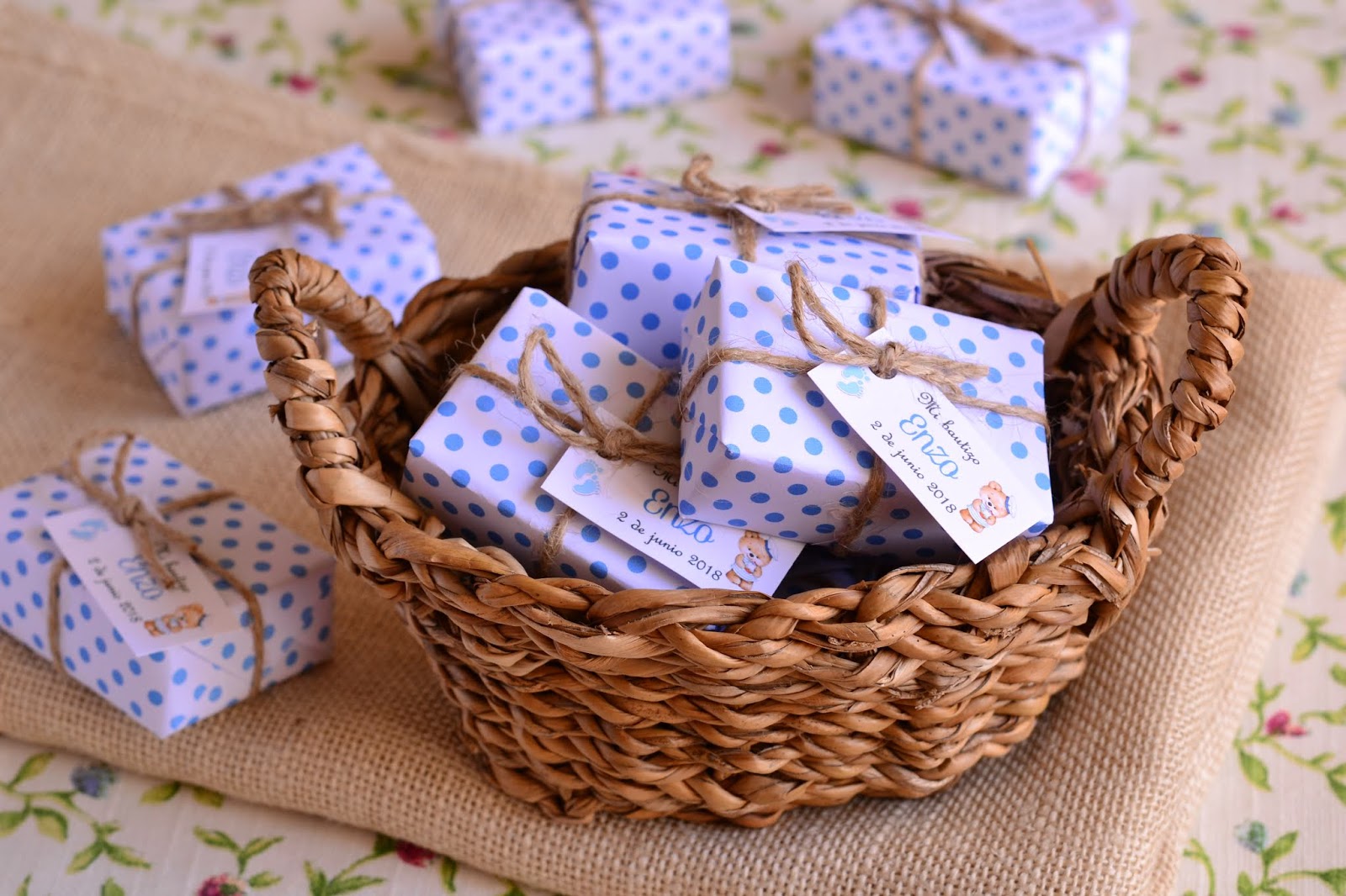 El Jabon Casero - Recuerdos para invitados de bautizo de niño, jabones y  saquitos perfumados en color azul y blanco; colección cuadritos vichy.    #jabonpersonalizado