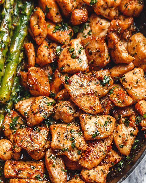 Garlic Butter Chicken Bites and Lemon Asparagus - #chicken #recipe #eatwell101 - So much flavor and so easy to throw together, this chicken and asparagus recipe is a winner for dinnertime! - #recipe by #eatwell101