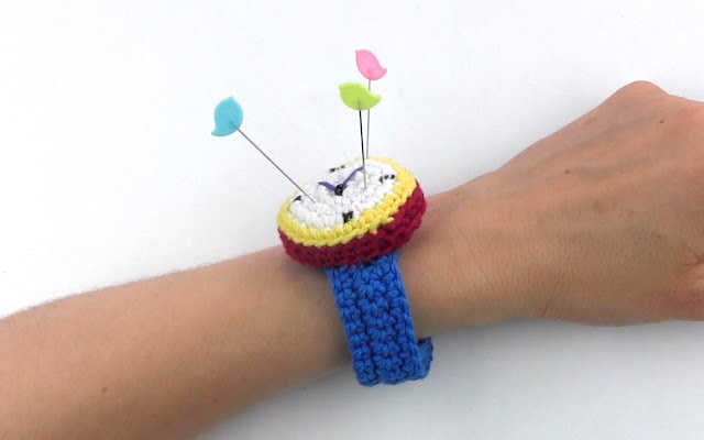 free-crochet-pattern-english-amigurumi-watch-crochet-pincushion