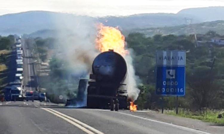 Trecho da BR-116 é liberada mais de 24h após incêndio em caminhão