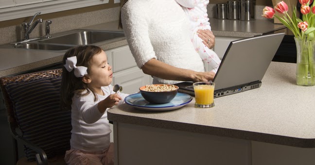 Успешная мама с ребенком. Мама с ребенком на кухне. Мама готовит. Your mother at home. Tidy формы.