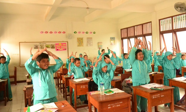 Contoh penerapan sila ke-4 di lingkungan sekolah adalah