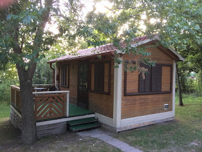 Pole kempingowe namiotowe Lipóti Termál Camping w Lipot na Węgry, domek
