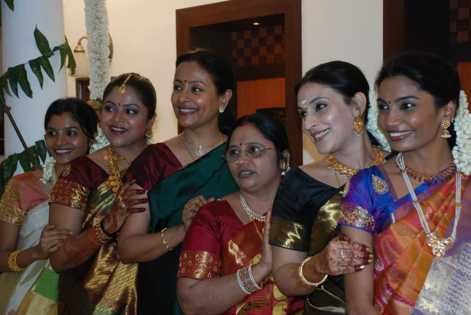 South Indian Actor Dhanush Mother Vijayalakshmi (Mom), Elder Sisters Vimala Geetha, Karthika, Wife Aishwarya Rajinikanth Dhanush & Sister-in-law Gitanjali Selvaraghavan (Dhanush Elder Brother Selvaraghavan Wife) | South Indian Actor Dhanush Family Photos | Real-Life Photos