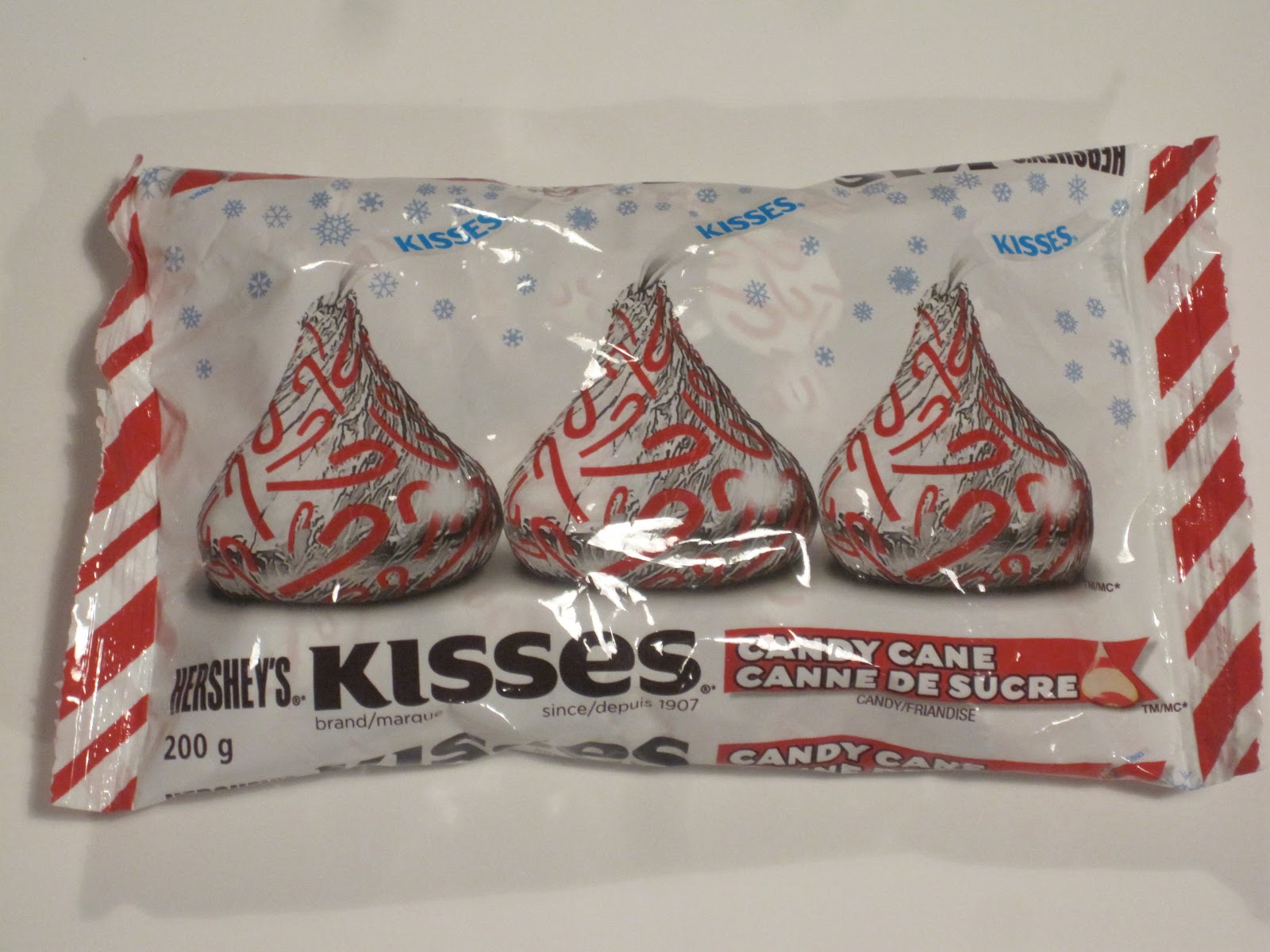 Walking The Candy Aisle: Hershey's Kisses Candy Cane review