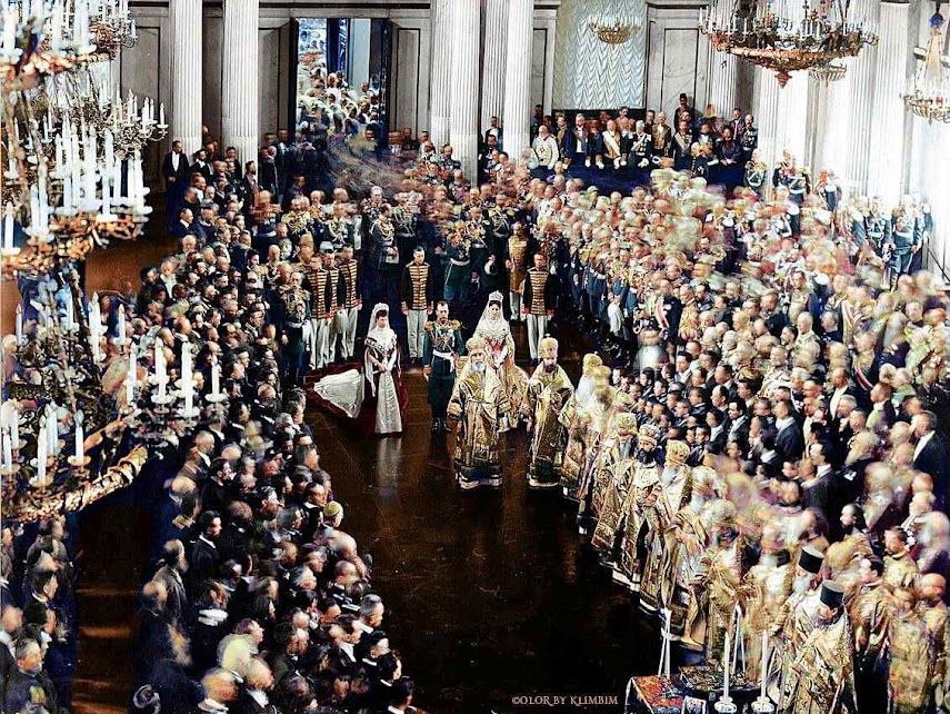 O tsar Nicolau II abre a primeira sessão da Duma (Parlamento) em São Petersburgo, 1906, com participação dos bispos cismáticos. Por trás das belas aparências se avolumava uma das piores catástrofes da História.