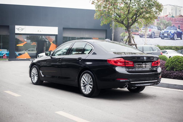 BMW 520i giảm 390 triệu tại Việt Nam, rẻ hơn Mercedes E180