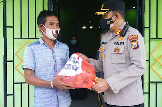 Peduli Korban Banjir, Kapolres Luwu Utara Serahkan Paket Sembako Kepada Warga Polewali Baebunta Selatan