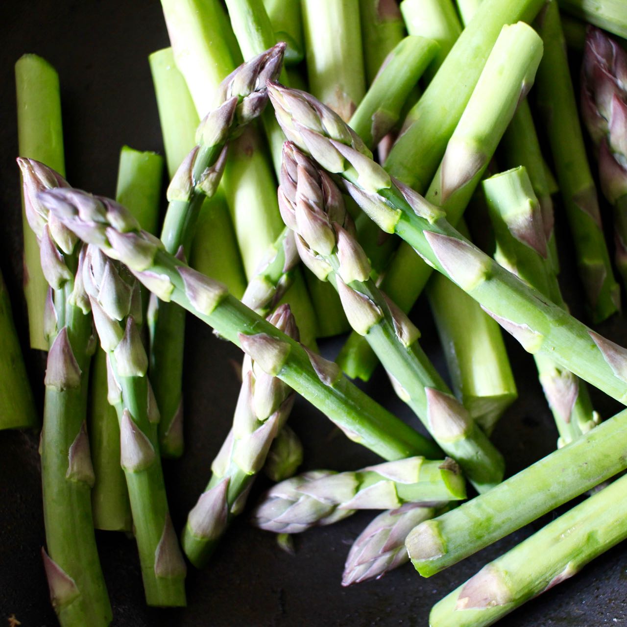 Green Gourmet Giraffe Asparagus, strawberry and greens salad with