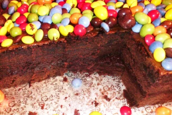 PASTEL DE CUMPLEAÑOS KIT KAT, LACASITOS Y M&M'S DECORADO CON GATOS