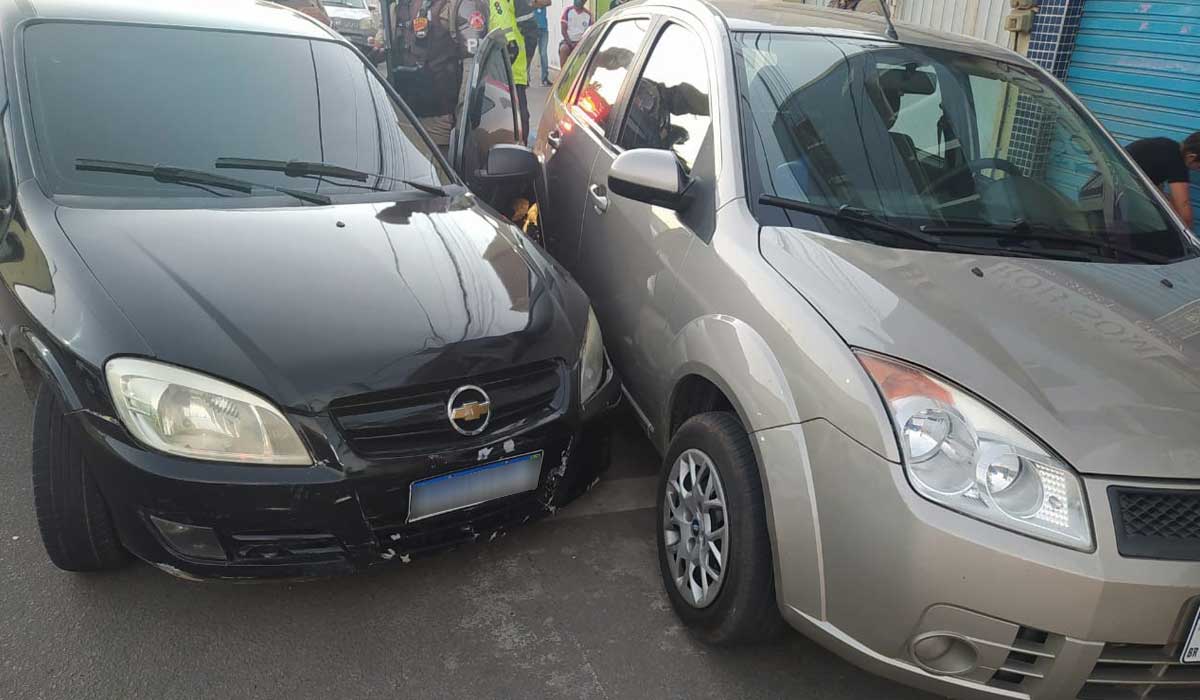 Jacobina: Motorista perde controle de direção e atinge carro estacionado