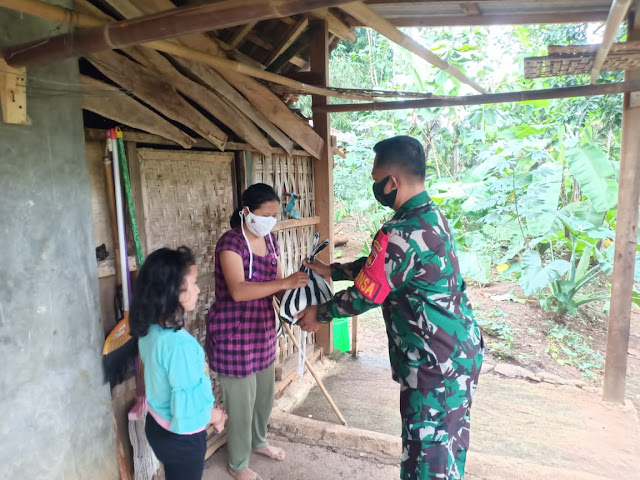 Peduli Dampak Covid-19, Babinsa Celep Bagikan Sembako dan Masker