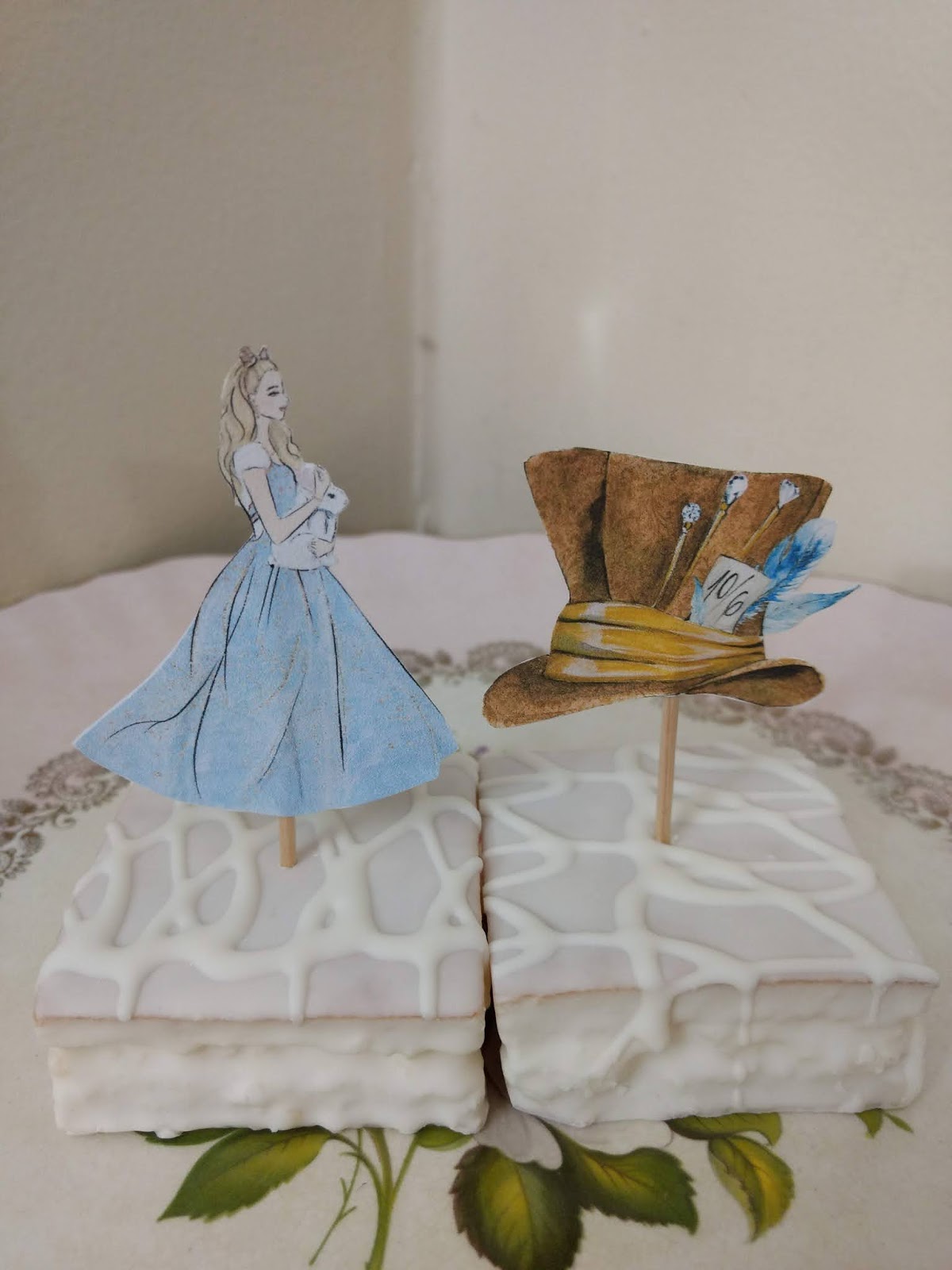 Amber's Craft a Week Blog: Alice in Wonderland Wedding Cake Toppers