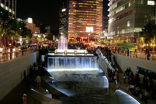 Cheonggyecheon stream is the right destination to find peace from the hustle and bustle of Seoul City.