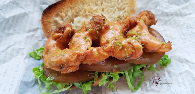 Po Boy de camarones con salsa cremosa Cajún