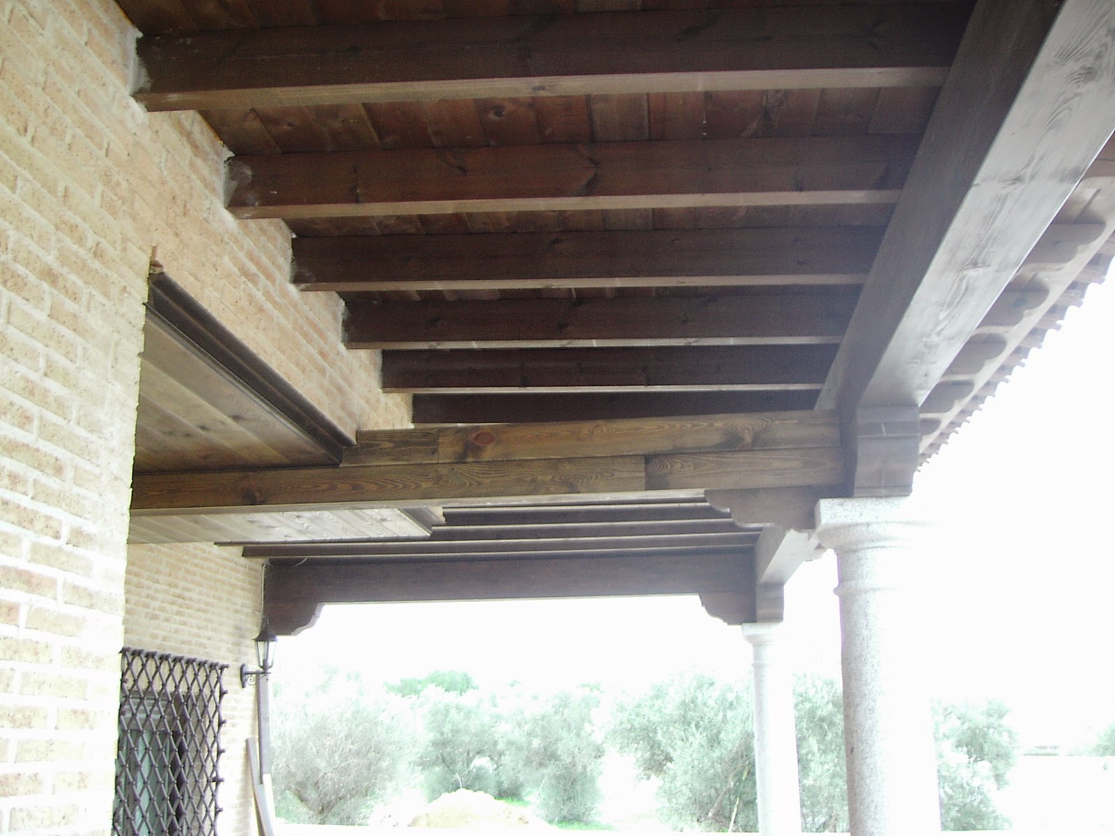 PORCHES, PERGOLAS Y ESTRUCTURAS DE MADERA