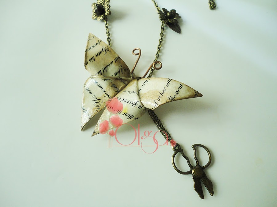 Desde el Taller de Olga.Collar mariposa de Origami