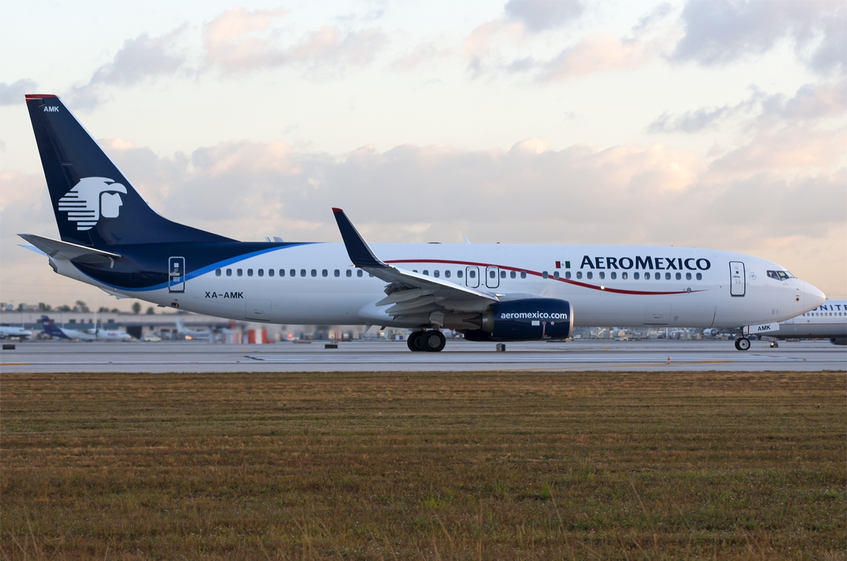 Aeromexico S Boeing 737 800 Blown Tires Aircraft Wallpaper