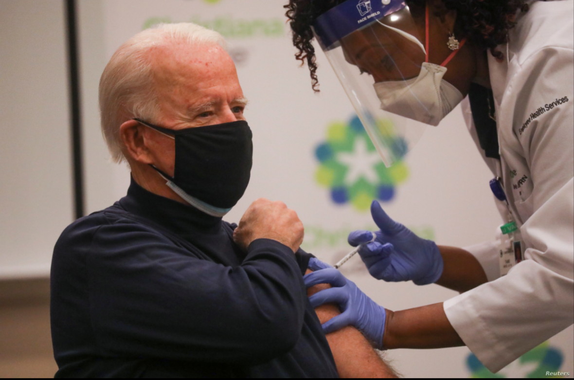 El presidente electo de EE.UU, Joe Biden, recibió la vacuna contra COVID-19 este lunes, 21 de de diciembre de 2020 / REUTERS