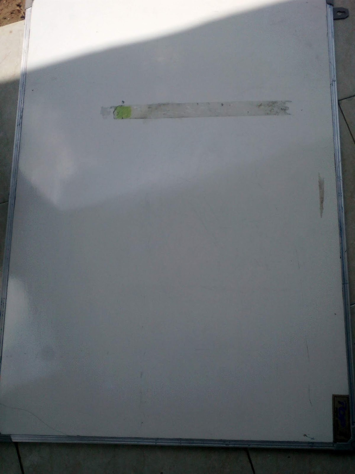 Menghilangkan Noda Bekas Double Tape di White Board Yang