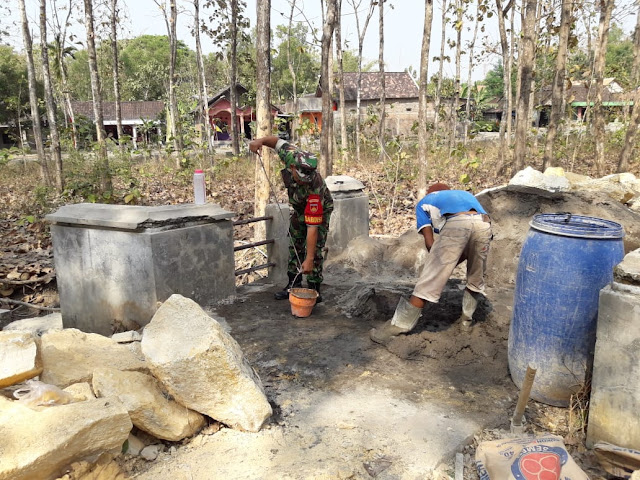 Bantu Perbaiki Jembatan Desa Dukuh, Babinsa Hidupkan Kembali Semangat Gotong Royong Bantu Perbaiki Jembatan Desa Dukuh, Babinsa Hidupkan Kembali Semangat Gotong Royong