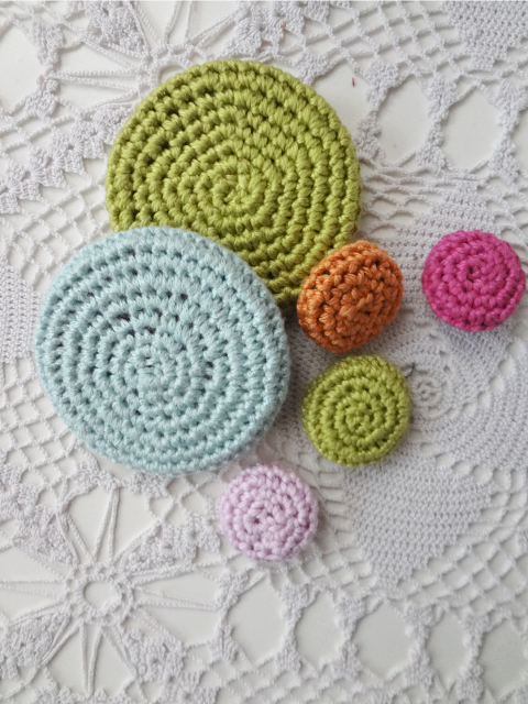 Crochet Covered Buttons - free pattern