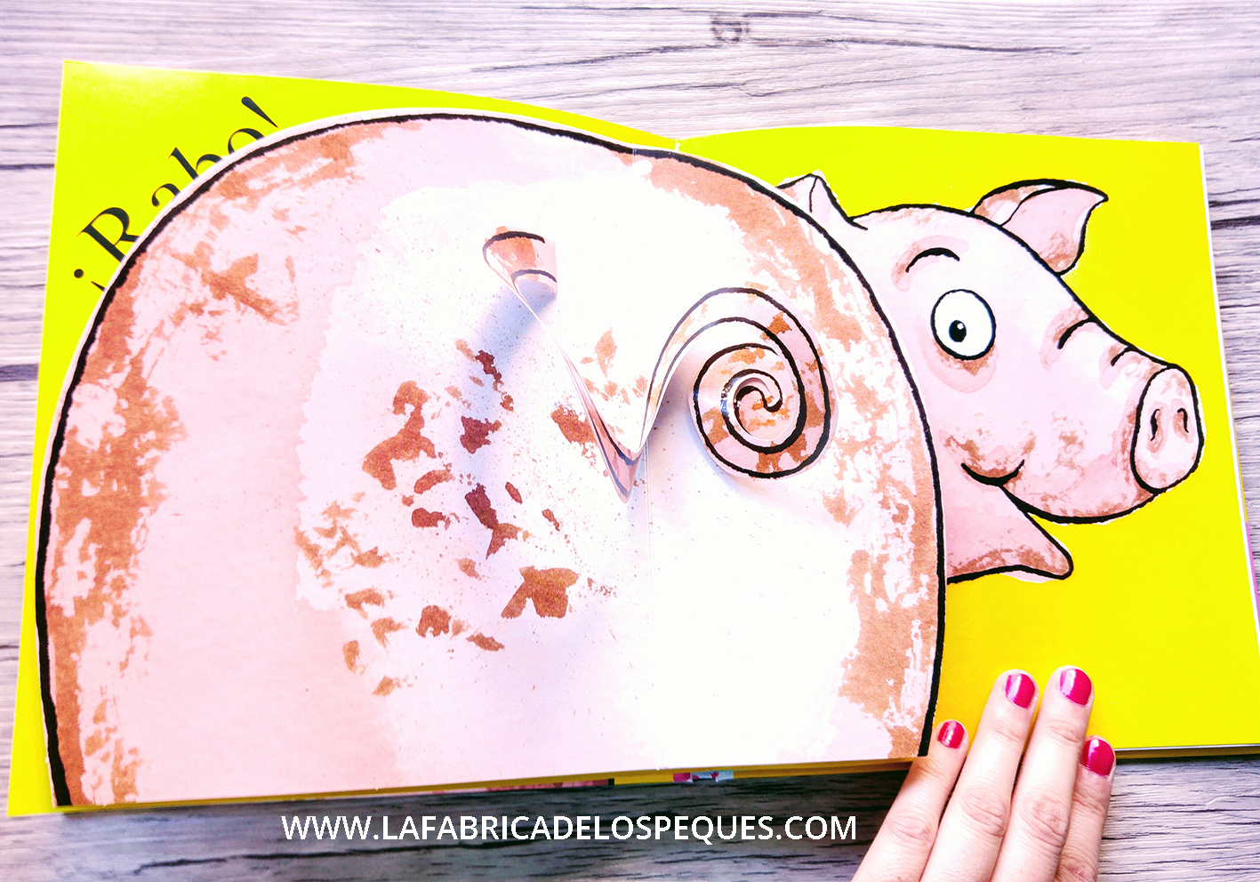 la cerdita clea con peluche