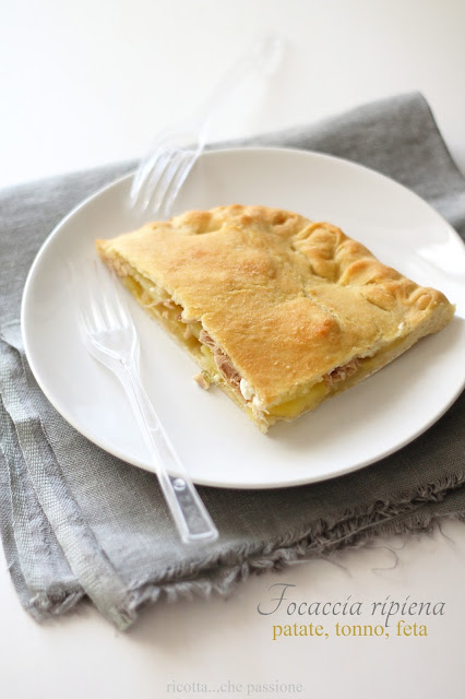 focaccia ripiena di patate, tonno, feta e cetriolini