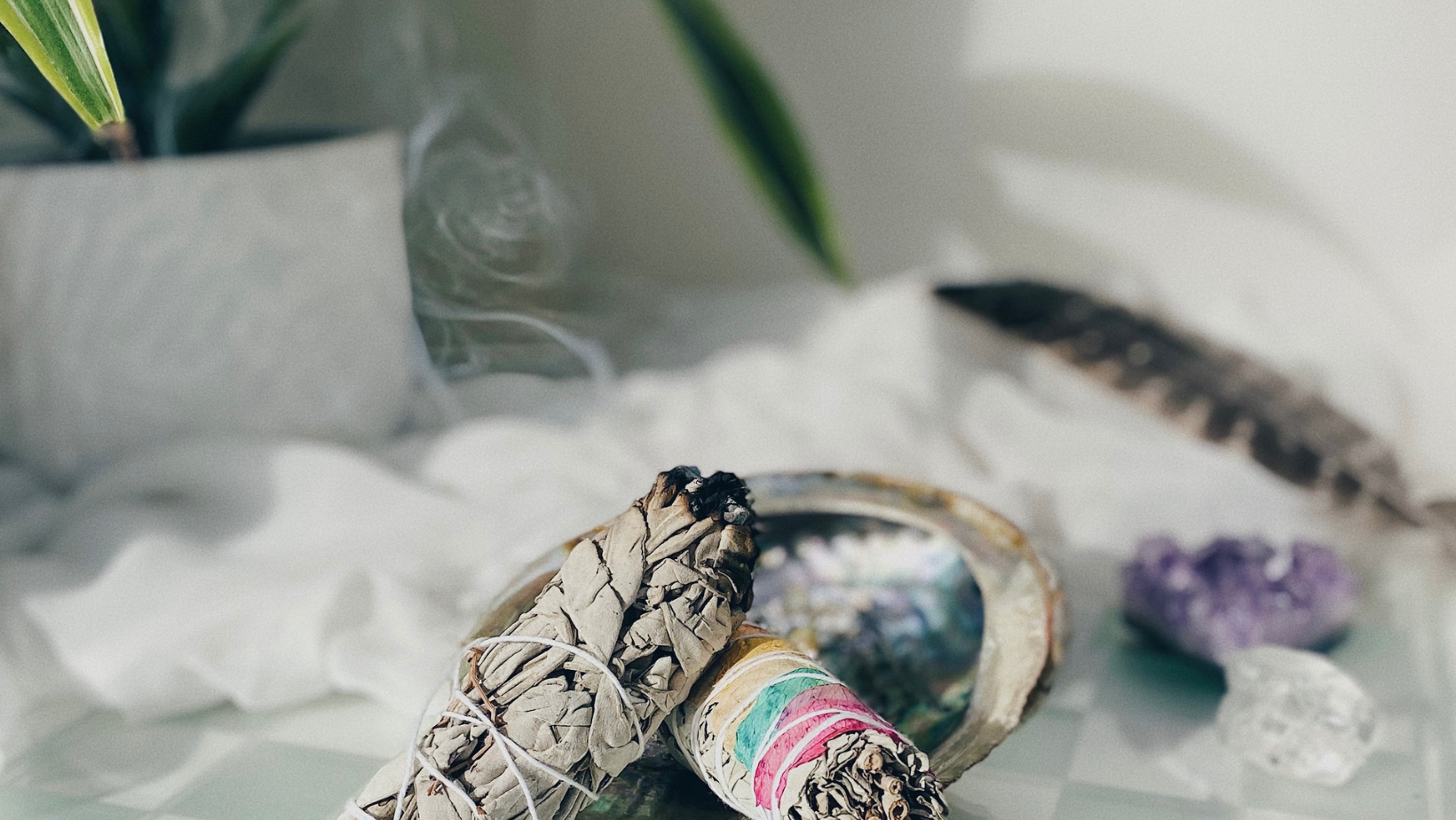 rituály, spiritualita, čistenie, vydymovadlo, vonné tyčinky, palo santo, sage, spirituality