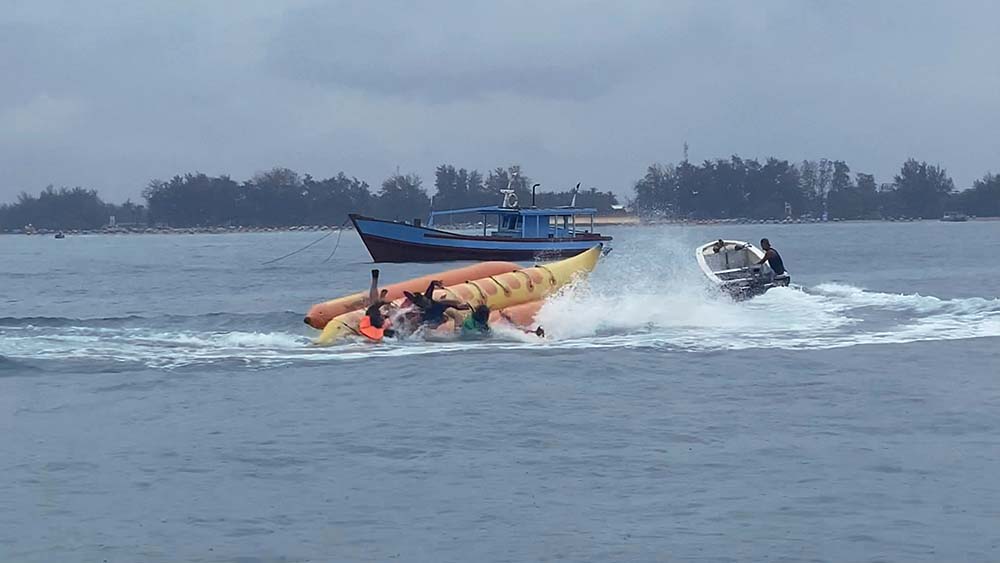 Banana Boat di Pulau Angso Duo,  pantai Gandoriah, pariaman, sumatera barat, sumbar, pantai di sumbar
