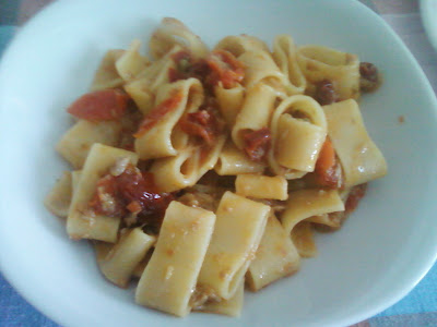 pasta con tonno  e pomodori secchi la cosentina .